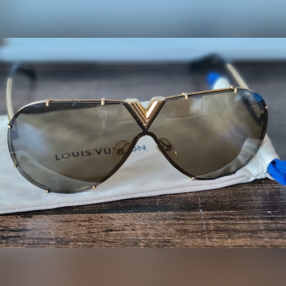 SOLD Louis Vuitton Drive Sunglasses Z0897E